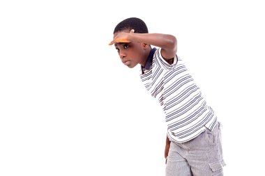 Tişörtlü genç adam beyaz arka planda duruyor. Alnına bakıp duruyor..