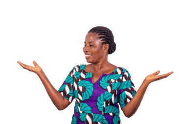 Peştemalli güzel bir kadın beyaz arka planda duruyor ve avuçlarında gülümsüyor..