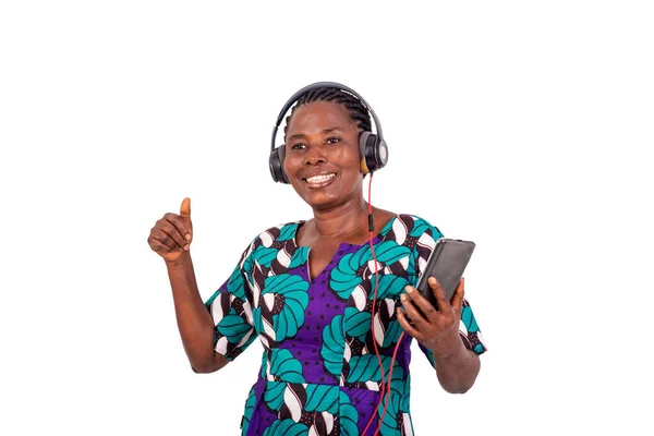 African Woman Standing White Background Listening Music Using Cellphone Earphones — Stock Photo, Image