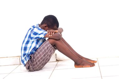 Beyaz arka planda oturan kareli gömlekli bir öğrenci uyumaktan yoruldu..