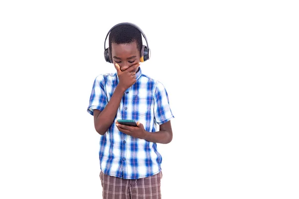 Молодий Хлопчик Картатій Сорочці Стоїть Білому Тлі Дивлячись Мобільний Телефон — стокове фото