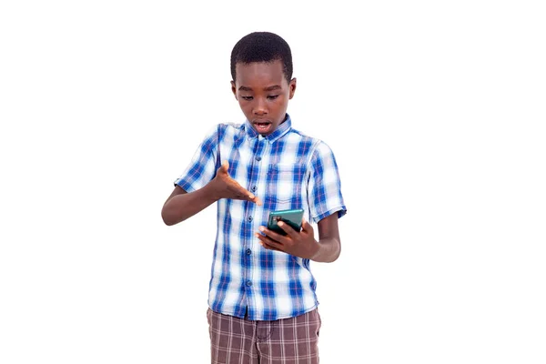 Jeune Garçon Chemise Carreaux Debout Sur Fond Blanc Tenant Téléphone — Photo