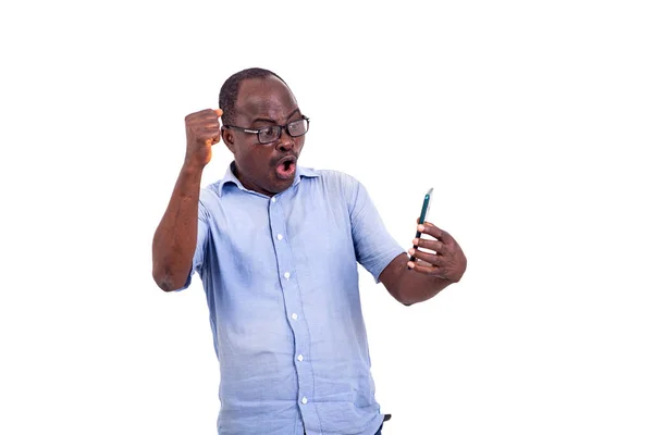 Zralý Muž Brýlích Stojící Nad Bílým Pozadím Držící Mobilní Telefon — Stock fotografie