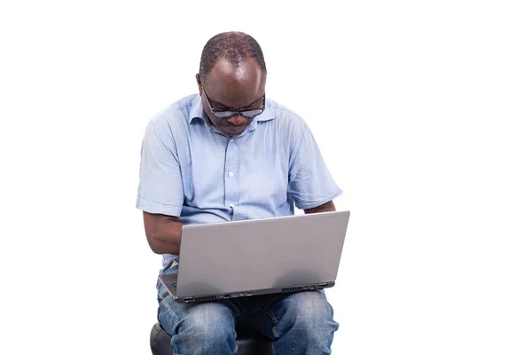 Volwassen Man Bril Zitten Ottoman Witte Achtergrond Werken Laptop — Stockfoto