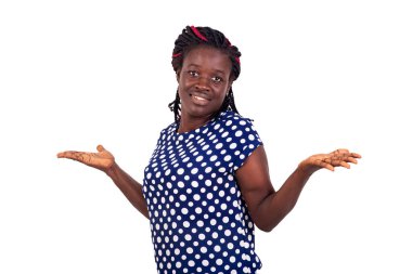 Beyaz mavi elbiseli, kolları ve elleri açık gülümseyen genç bir kadının portresi.