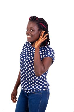 Genç bir kadın kulaktan kulağa gizli kelimeler duyar. Genç bayan gülümseyen iyi haberleri dinler..