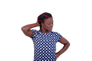 Beyaz arka planda elleri boynun üzerinde duran genç bir kadının portresi..