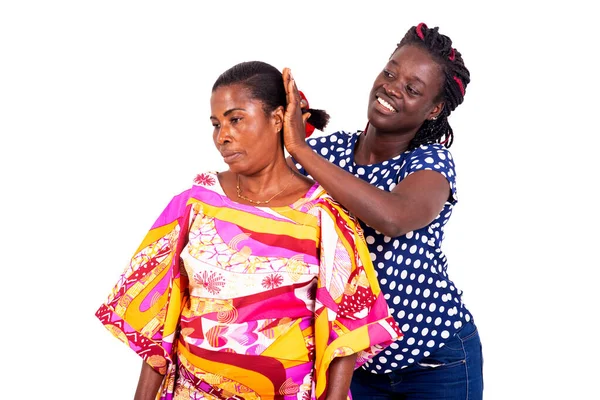 Kız Annesinin Saçını Bağlıyor Beyaz Arkaplanda Izole — Stok fotoğraf