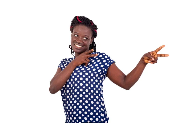 Портрет Улыбающейся Молодой Африканской Женщины Делающей Знаки Победы Пальцами Счастливая — стоковое фото