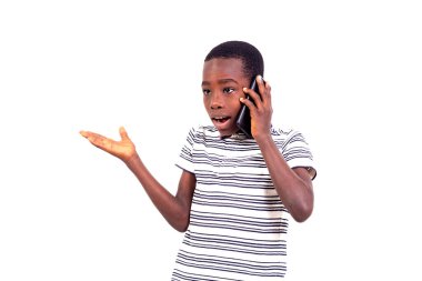 Tişörtlü genç beyaz arka planda cep telefonuyla konuşuyor..