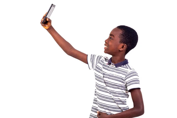 Молодий Хлопчик Футболці Стоїть Білому Тлі Самофотографування Допомогою Мобільного Телефону — стокове фото