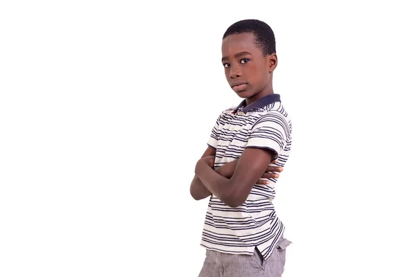 Αξιολάτρευτο Παιδί Από Την Αφρική Στέκεται Διπλωμένα Χέρια Κοιτάζοντας Την — Φωτογραφία Αρχείου