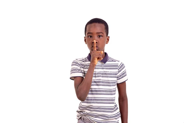 Çocuk Parmaklarını Ağzının Üstüne Koyup Arkadaşlarına Sessiz Olmalarını Söylüyor — Stok fotoğraf