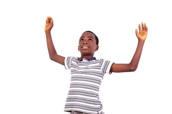 Stüdyoda Elleri Havada Genç Bir Çocuk Beyaz Bir Arka Planda — Stok fotoğraf
