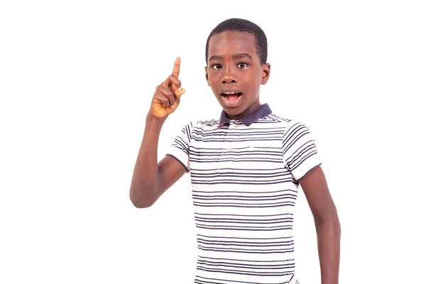 Tişörtlü Genç Beyaz Arka Planda Dikilip Parmak Kaldırırken Konuşuyor — Stok fotoğraf