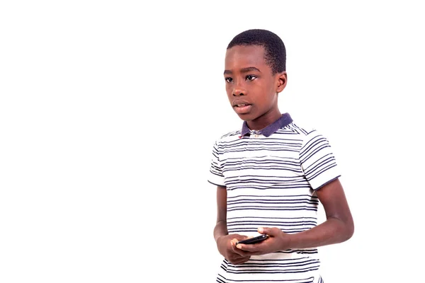 Νεαρό Αγόρι Shirt Στέκεται Πάνω Από Λευκό Φόντο Κρατώντας Κινητό — Φωτογραφία Αρχείου