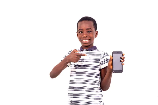Mladý Chlapec Tričku Stojící Nad Bílým Pozadím Ukazující Prstem Mobil — Stock fotografie