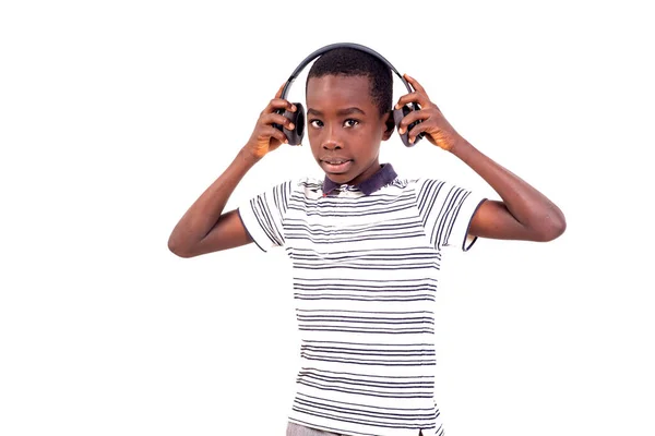 Młody Chłopiec Shircie Stojący Białym Tle Regulujący Słuchawki Patrząc Kamerę — Zdjęcie stockowe