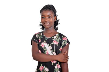 Beyaz bir arka planda duran çiçekli gecelikli genç kız kameraya bakıp gülümsüyor..