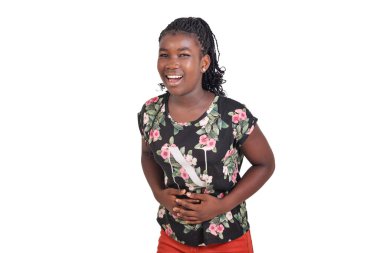 Beyaz arka planda duran çiçekli gecelikli genç kız karın ağrısı çekiyor..