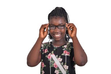 Çiçekli gecelikli genç bir kız beyaz arka planda duruyor ve gülümsüyor..