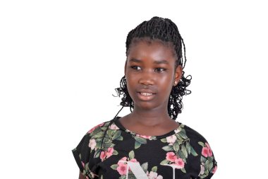 Beyaz bir arka planda duran çiçekli gecelikli genç kız kameraya bakıp gülümsüyor..