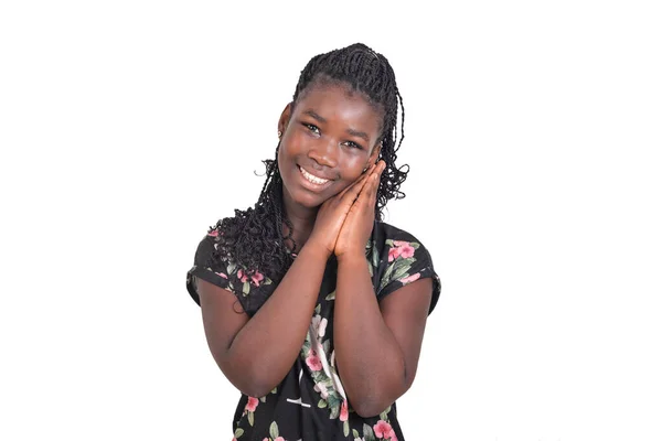 白い背景に孤立した側に手を置いて笑顔で立っている美しいアフリカの少女の肖像画 — ストック写真