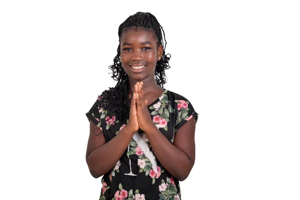 ファッショナブルなカジュアルな服のかなり若い女の子の肖像画 祈りの中に置かれた手で立って笑顔の女性 — ストック写真