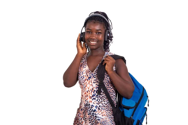 Jong Meisje Met Vlechten Staan Witte Achtergrond Dragen Rugzak Luisteren — Stockfoto