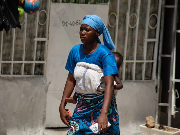 Abidjan Fildişi Sahili Mart 2022 Kafasında Mavi Bir Eşarp Sırtında — Stok fotoğraf