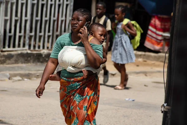 Abidjan Fildişi Sahili Mart 2022 Sırtında Bir Bebekle Sokakta Yürürken — Stok fotoğraf