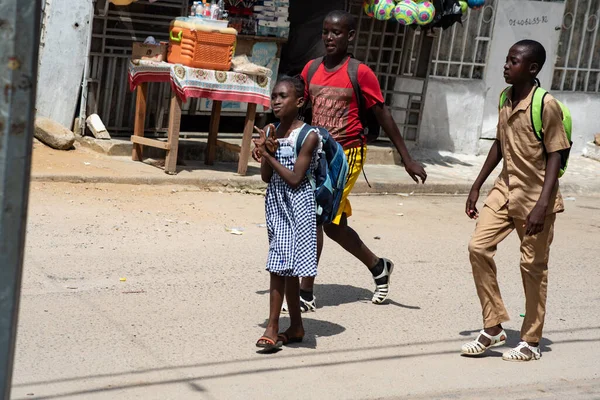 Abidjan Fildişi Sahili Mart 2022 Bir Kız Iki Genç Oğlan — Stok fotoğraf