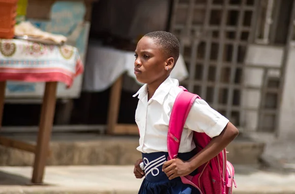 Abidjan Elefántcsontpart 2022 Portré Fiatal Lány Kék Fehér Egy Hátizsák — Stock Fotó