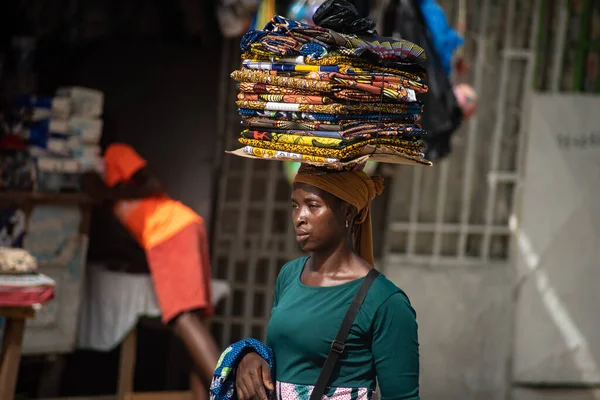 Abidjan Ivory Coast April 2022 Portrait Young Woman Itinerant Trader — Stockfoto