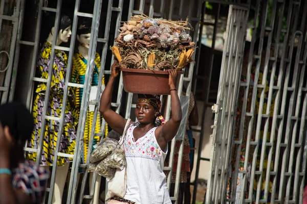 Abidjan Costa Avorio Aprile 2022 Ritratto Una Giovane Donna Commerciante — Foto Stock