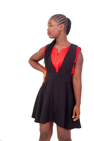 Όμορφη Νεαρή Κοπέλα Από Την Αφρική Κόκκινο Και Μαύρο Φόρεμα — Φωτογραφία Αρχείου