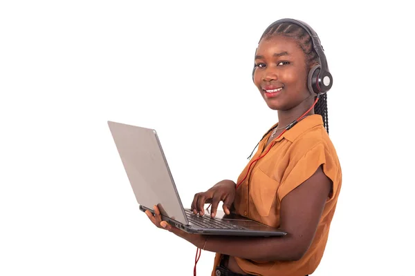 Dizüstü Bilgisayarı Olan Genç Bir Kız Gülümseyerek Kulaklıkla Müzik Dinliyor — Stok fotoğraf