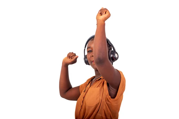 Menina Ouvindo Música Com Fones Ouvido Enquanto Sorri — Fotografia de Stock
