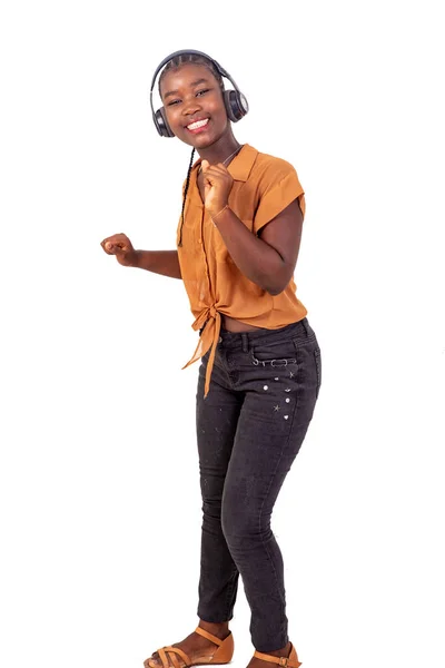 Νεαρή Κοπέλα Που Ακούει Μουσική Ακουστικά Ενώ Χαμογελά — Φωτογραφία Αρχείου