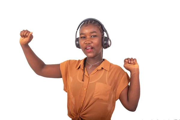 Menina Ouvindo Música Com Fones Ouvido Enquanto Sorri — Fotografia de Stock