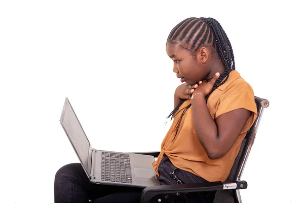 Jovem Estudante Calças Jeans Sentado Cadeira Casa Trabalhando Com Laptop — Fotografia de Stock