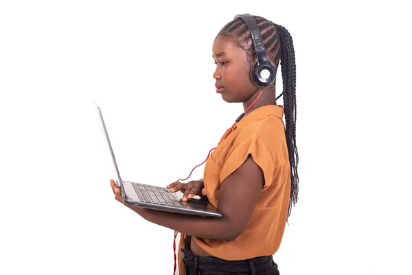 Jovem Estudante Corsage Fundo Branco Chamando Laptop Com Fones Ouvido — Fotografia de Stock