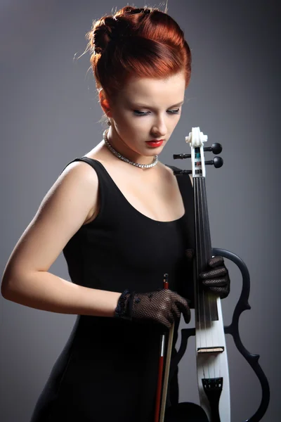 güzel bir kız ile elektrik keman