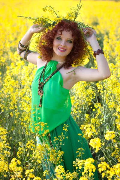 çiçekler etrafında mutlu kız