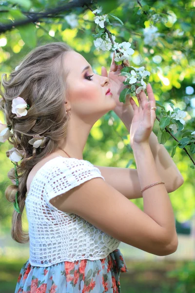 Menina de luto com cabelo ondulado — Fotografia de Stock