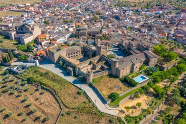 İspanya 'daki Parador de Oropesa otelinin havadan görünüşü