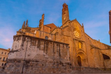İspanyol kenti Plasencia 'daki katedralin günbatımı manzarası