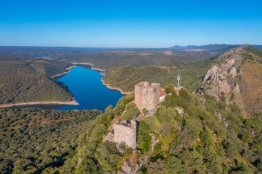İspanya 'nın Extremadura eyaletindeki Monfrague kalesi