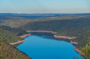 Tagus nehri İspanya 'daki Monfrague Ulusal Parkı' nı geçiyor
