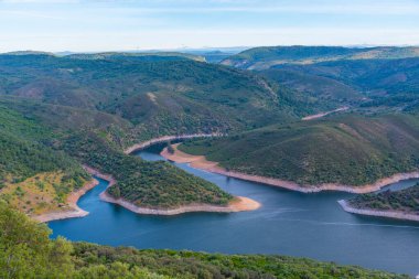 Tagus nehri İspanya 'daki Monfrague Ulusal Parkı' nı geçiyor